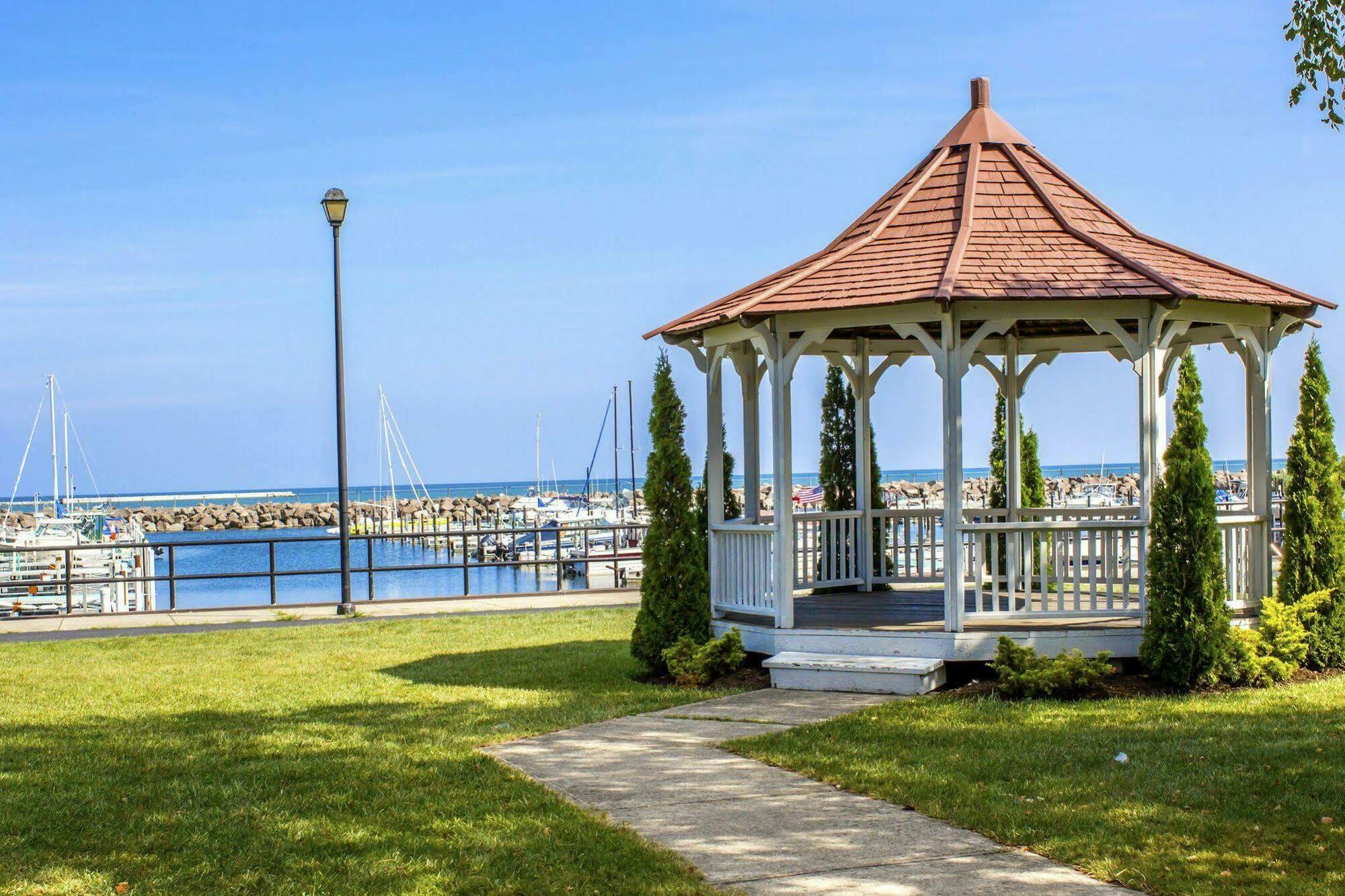 Clarion Hotel Conference Center On Lake Erie Dunkirk Exteriör bild